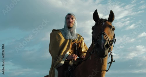 Normanno vichingo a cavallo con vestito medievale vicino al mare photo
