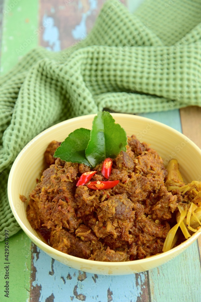 Rendang Padang, indonesian beef stew with coconut milk
Rendang Padang, indonesian beef stew with coconut milk