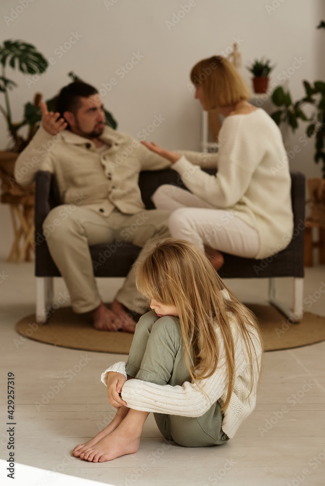 Obraz premium the family solves problems at the psychotherapist