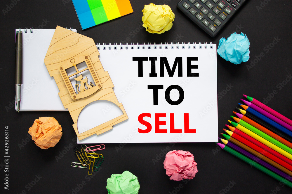 Time to rent sell estate symbol. White note, words 'time to sell' on  beautiful black background, metalic pen, calculator, colored pencils,  miniature house. Business, time to sell real estate concept. Stock Photo