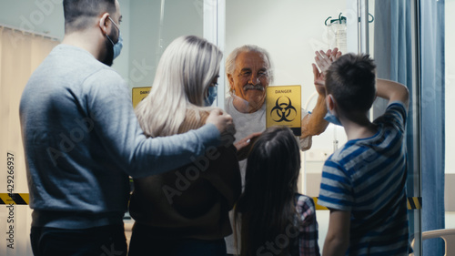 Fotografia Family supporting aged patient in COVID ward