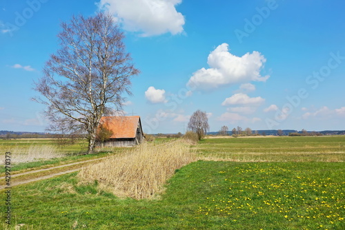 Landwirtschaftliche Hütte an einem Feldweg