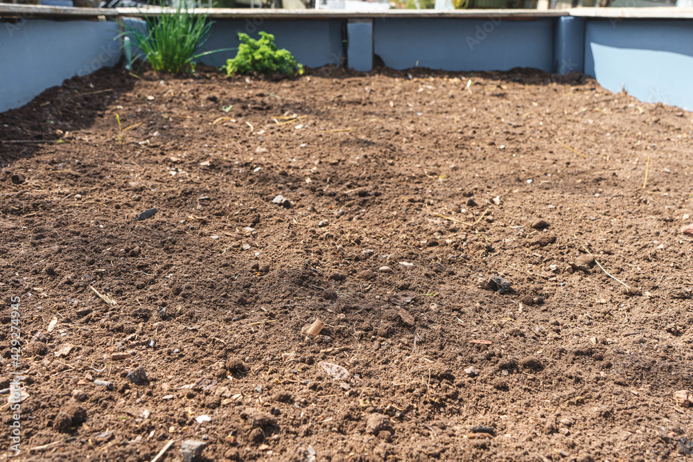 Leeres Hochbeet mit frischer Komposterde. Gärtnern. Stock Photo Adobe