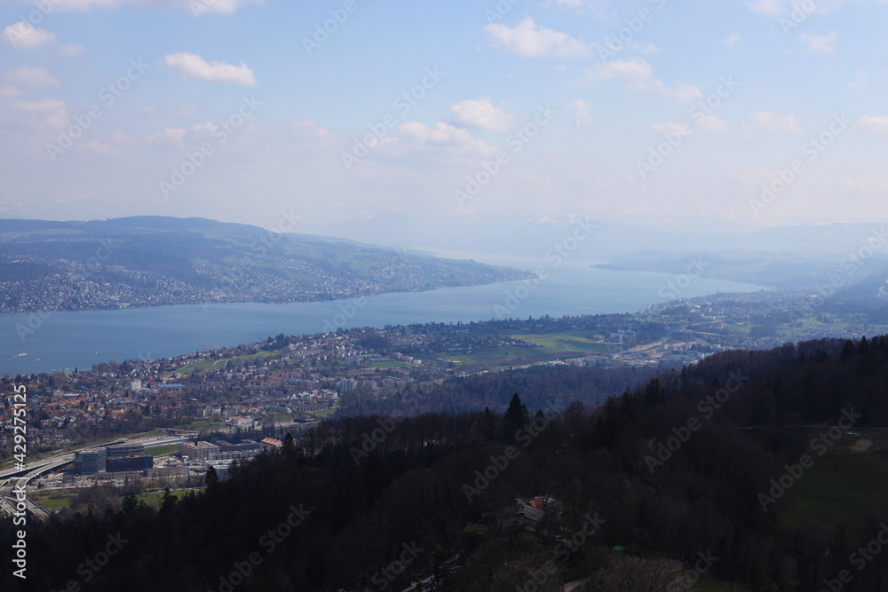 Vue panoramique vers le sud-est de Zürich depuis l'Uetliberg