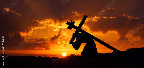 Jezus niosący krzyż photo