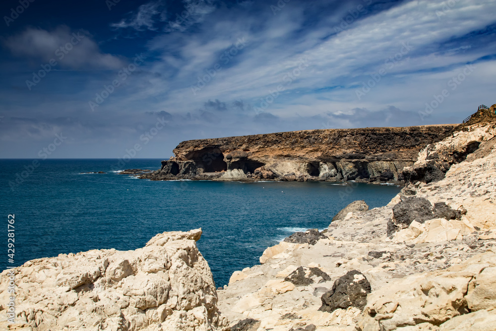 Krajobraz morski. Skały i wybrzeże Fuerteventura