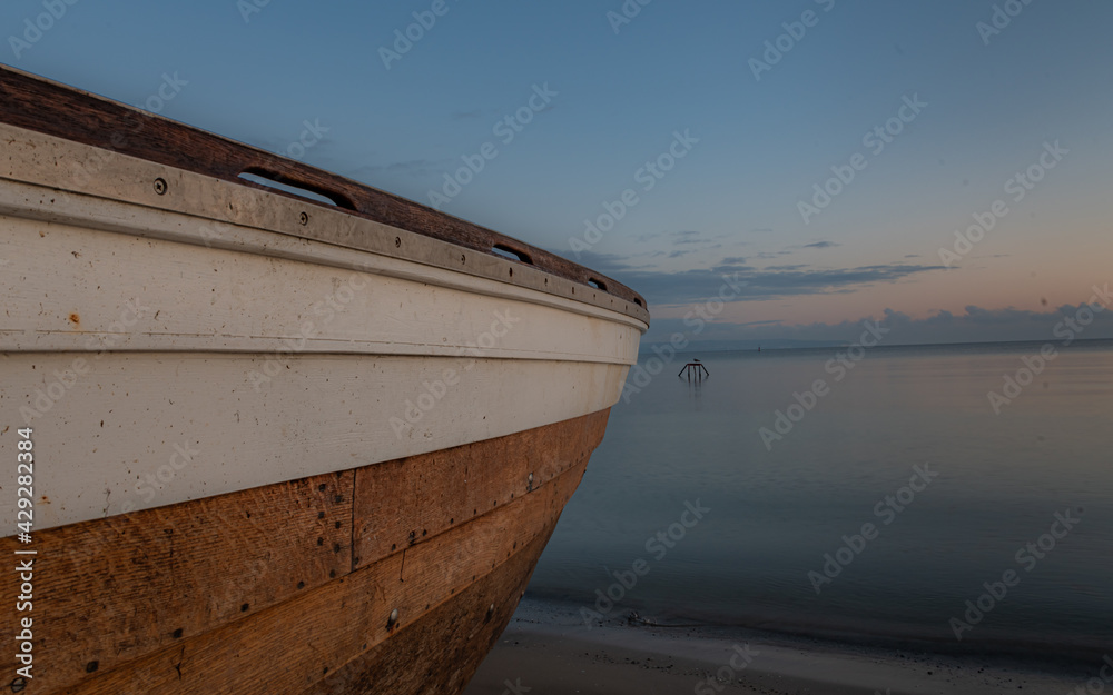 Fischerboot an der Ostsee auf Rügen beim Sonnenaufgang Fischerboot an der Ostsee auf Rügen beim Sonnenaufgang