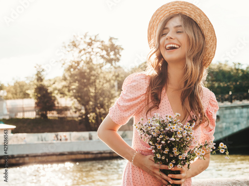 Foto Young beautiful smiling hipster woman in trendy summer sundress