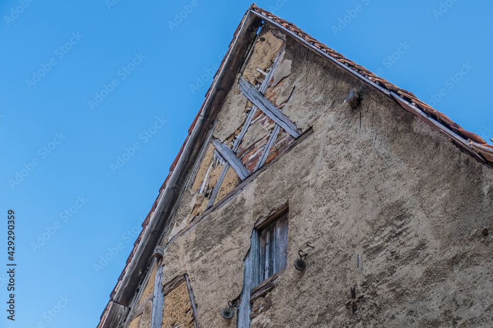 Gebäudeschäden an historischem Fachwerhaus