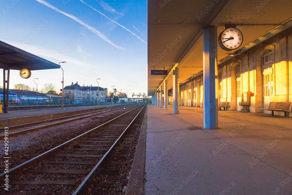 Quai et rails de la gare de Saintes avec effet d'optique