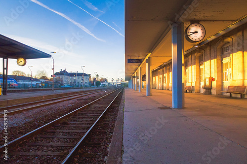 Quai et rails de la gare de Saintes avec effet d'optique