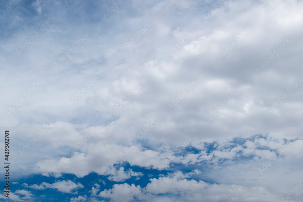 Obraz premium Mostly cloudy sky