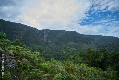 Vista de la catarata Chinata en el bosque de nuebes de Cuispes  Chachapoyas  Per  .