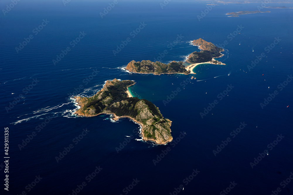 Obraz premium aerial view of the Cies Islands and Ons Island