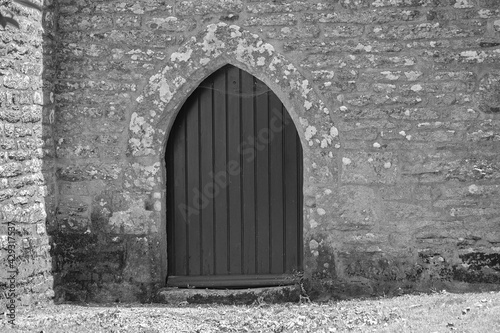 Porte d'église romane .