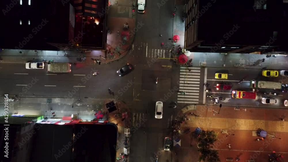 dron noche en movimiento 