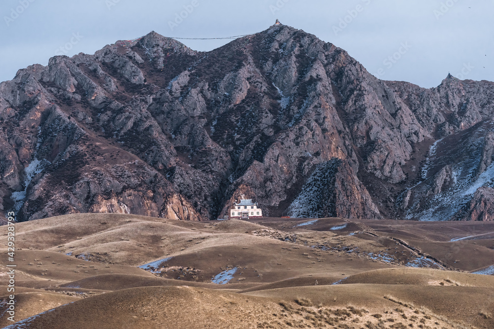 Fototapeta premium A Chinese building at the foot of the mountain