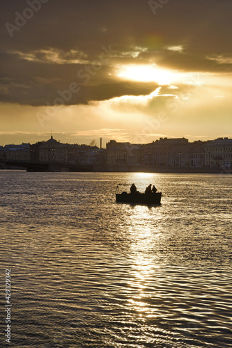 Obraz na płótnie Sunset over the Neva River. w salonie