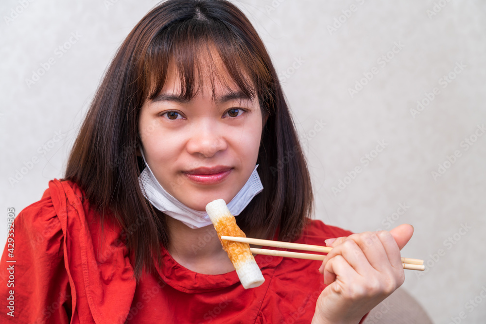 マスク会食する若い女性