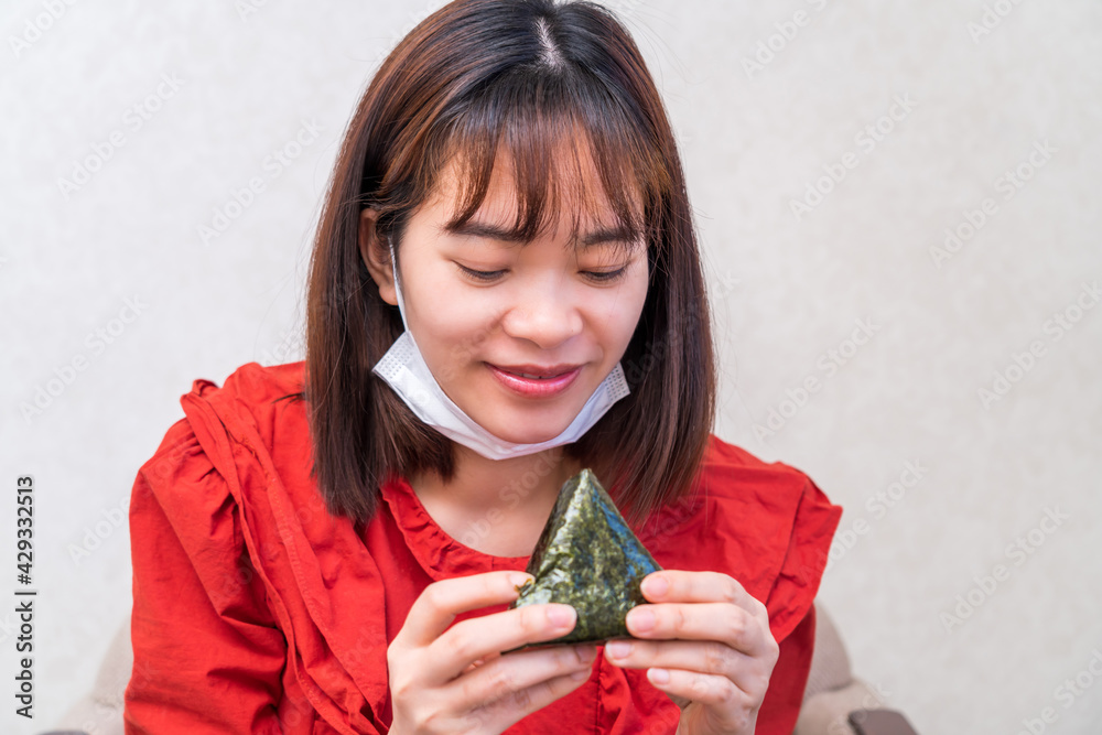マスク会食する若い女性