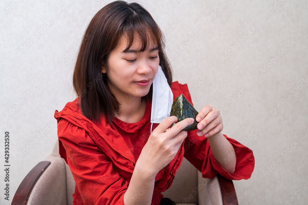 マスク会食する若い女性