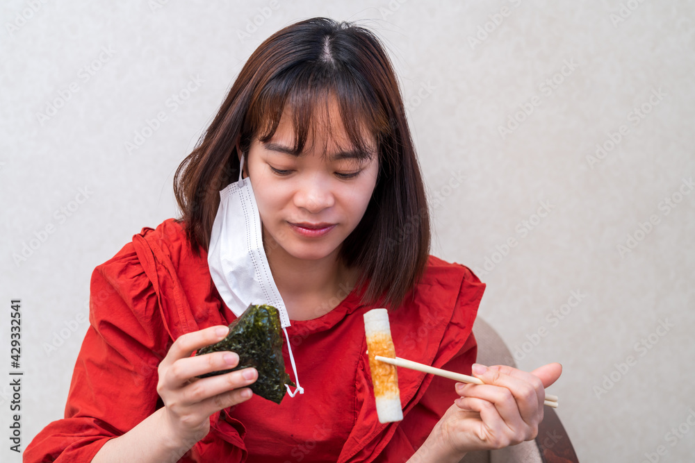 マスク会食する若い女性