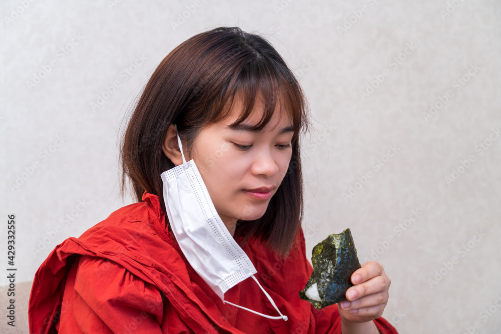マスク会食する若い女性