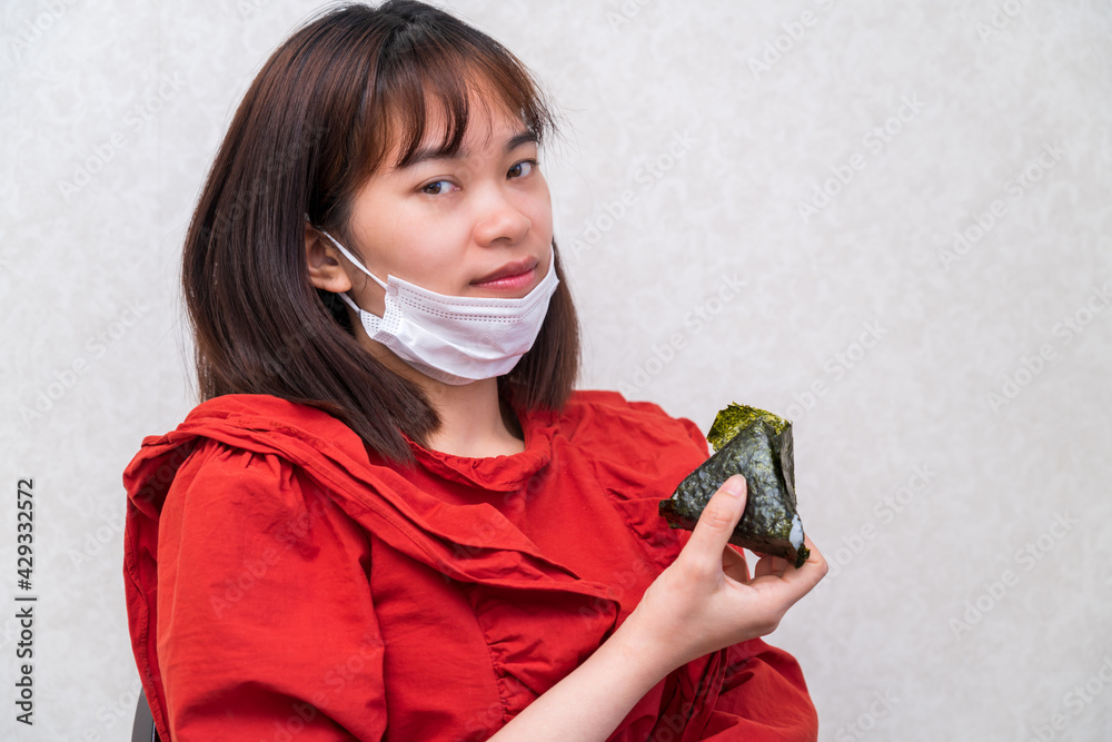 マスク会食する若い女性