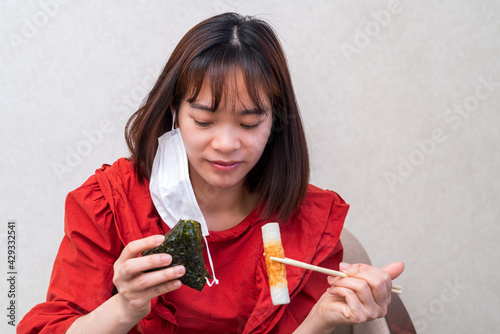Obraz na płótnie マスク会食する若い女性 w salonie