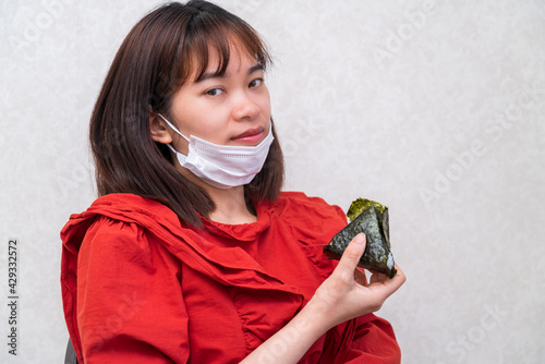 Obraz na płótnie マスク会食する若い女性 w salonie
