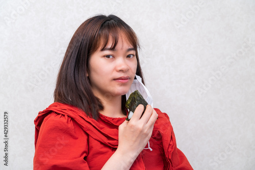マスク会食する若い女性