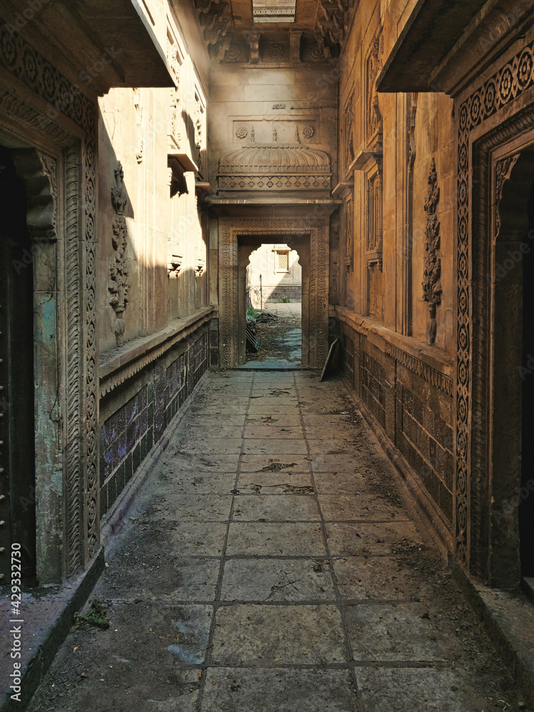 Obraz premium Walking by the old streets