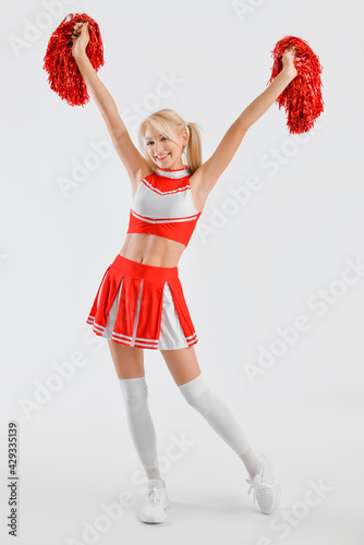 Beautiful cheerleader on li...