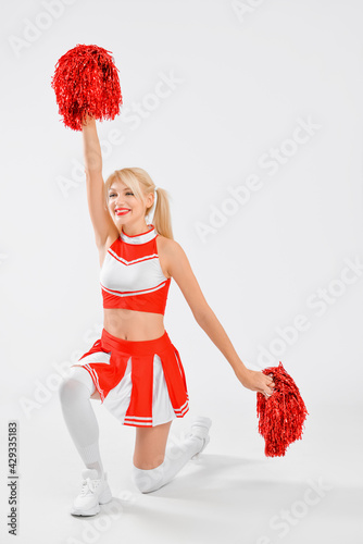 Beautiful cheerleader on li...