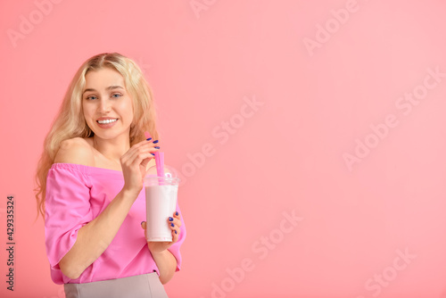 Fashionable young woman wit...
