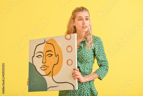 Fashionable young woman wit...