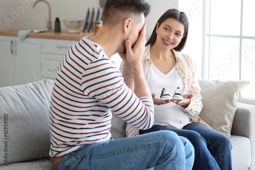 Beautiful pregnant couple w...