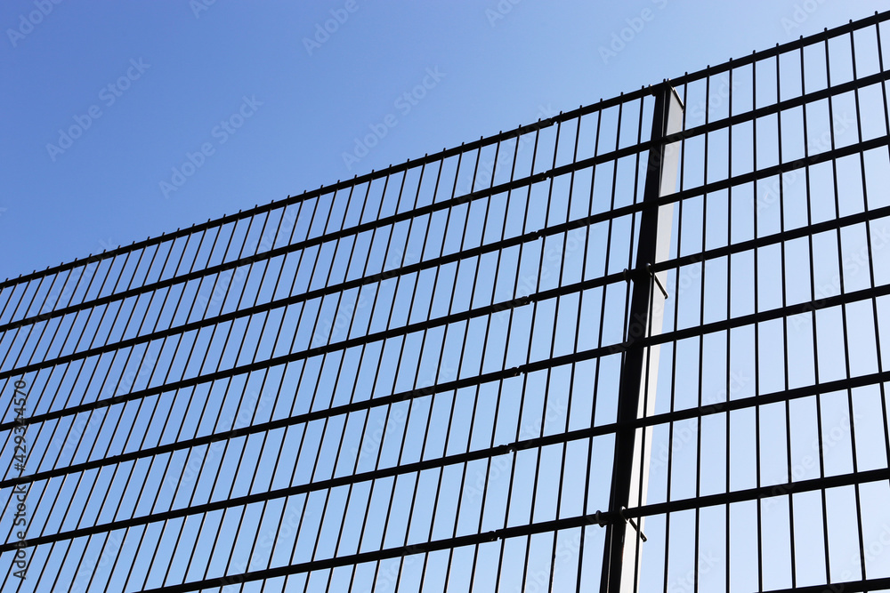 Neuer Gitterzaun (Doppelstabmattenzaun) als Grundstücksbegrenzung Neuer Gitterzaun (Doppelstabmattenzaun) als Grundstücksbegrenzung