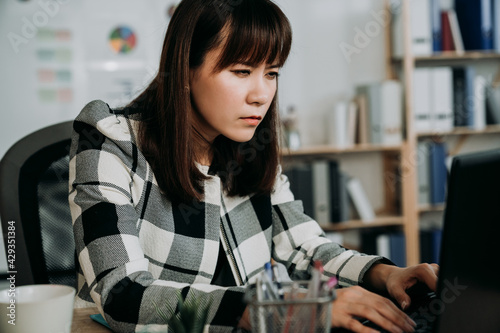 Εκτύπωση καμβά closeup asian businesswoman suffering blurred vision is squinting her eyes while working on the computer in the office