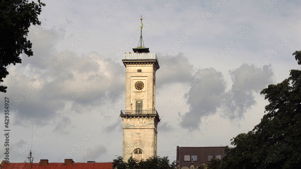 Widok na budynek Ratusz we Lwowie na tle nieba, Ukraina