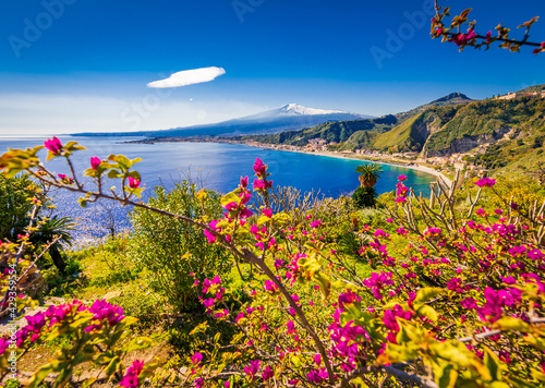 Fototapeta Naklejka Na Ścianę i Meble -  Buganvillee flowers, turquoise sea and mountain scenery from Taormina, Sicily 