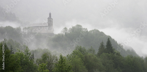 église dans la brume