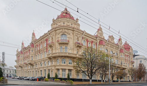  The building of the City Duma, 1899. Architect A. Pomerantsev. Nearby there are cars and pedestrians
