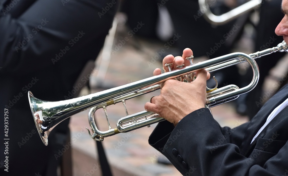 Obraz premium trumpet in the hands of a musician during a classical music concert 