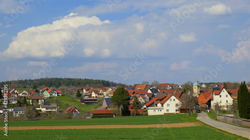 schöne Dorfansicht von Mindersbach im Schwarzwald mit grünen Feldern und herrlichen Wolken am Himmel