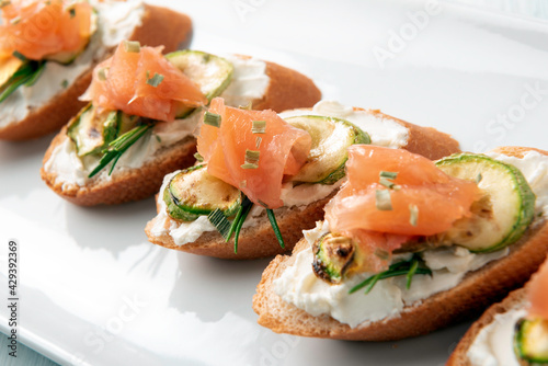 Photos Deliziosi crostini con crema di formaggio, zucchine e salmone affumicato, Antipa
