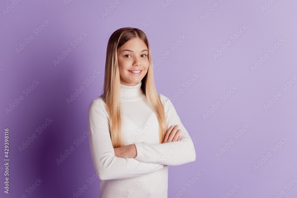Photo of confident small lady crossed arms beaming smile wear white t-shirt posing on purple background Photo of confident small lady crossed arms beaming smile wear white t-shirt posing on purple background