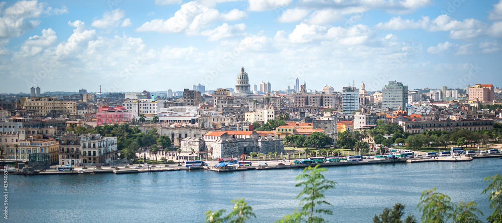 Fototapeta premium view of havana across the bay