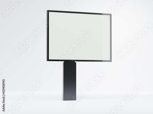 Mega-Light-Poster Leuchtkasten mit leerer Werbefläche vor hellem Hintergrund. City-Light für Mock-Up und Präsentationen