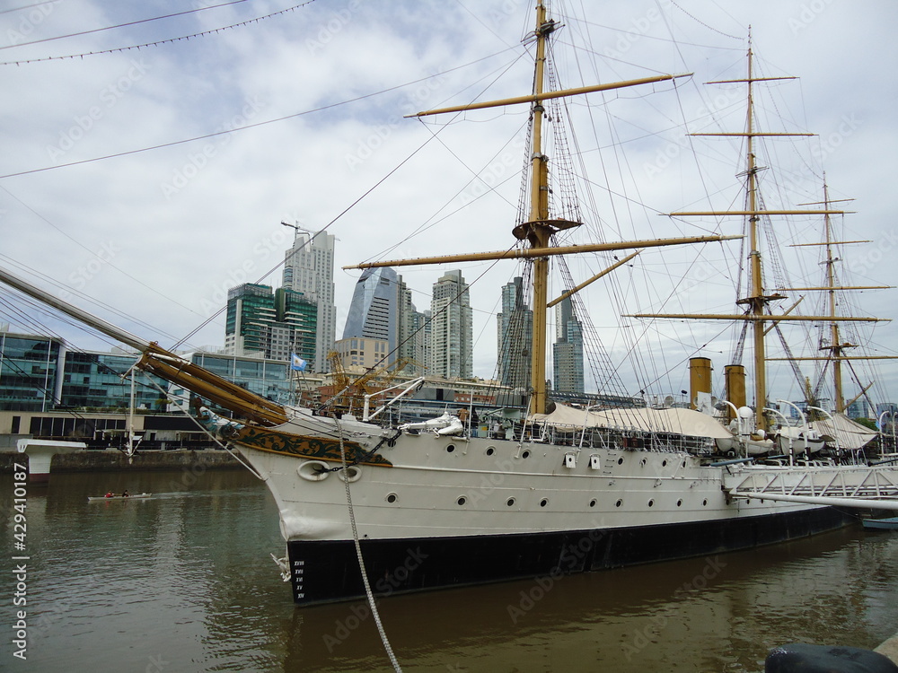 Fototapeta premium ship in the harbor